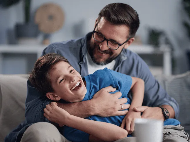 Pai e filho sorrindo juntos