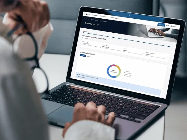 homem usando notebook fazendo investimentos em ETFs no BTG Pactual